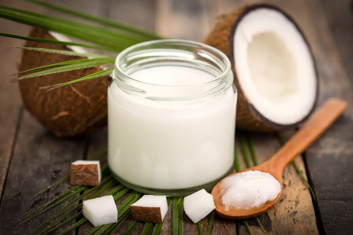 imagine cu o nună de cocos și un borcan în care se află ulei